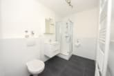 6498-lang16#Modernes Duschbad - DIETZ: Modernisierte 2-Zimmer-Wohnung im 7. Obergeschoss mit Balkon in Bad-König! Neue Einbauküche, Kellerraum, Balkon