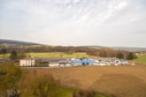 Herrlicher Ausblick - DIETZ: Modernisierte 2-Zimmer-Wohnung im 7. Obergeschoss mit Balkon in Bad-König! Neue Einbauküche, Kellerraum, Balkon