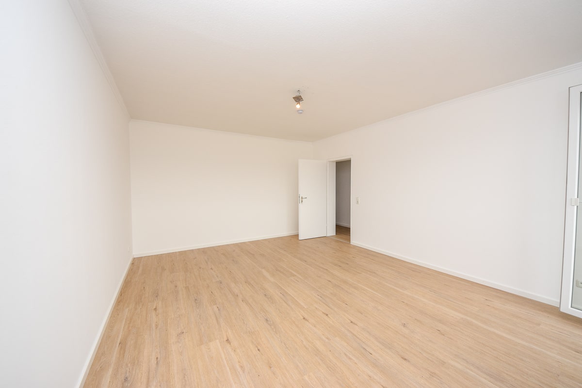 6498-lang1#Wohnzimmer mit Zugang BAlkon