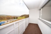 Balkon mit herrlichem Ausblick - DIETZ: Modernisierte 2-Zimmer-Wohnung im 7. Obergeschoss mit Balkon in Bad-König! Neue Einbauküche, Kellerraum, Balkon