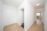 Diele mit Einbauschrank - DIETZ: Modernisierte 2-Zimmer-Wohnung im 7. Obergeschoss mit Balkon in Bad-König! Neue Einbauküche, Kellerraum, Balkon