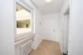 Diele mit Einbauschrank - DIETZ: Modernisierte 2-Zimmer-Wohnung im 7. Obergeschoss mit Balkon in Bad-König! Neue Einbauküche, Kellerraum, Balkon