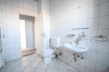 DIETZ! Büro-, Praxis oder sonstige Gewerberäume – zentrale Lage von Babenhausen! Fitnessstudio im EG - Tageslichtbadezimmer 2. OG (664024)