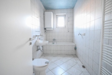 DIETZ! Büro-, Praxis oder sonstige Gewerberäume – zentrale Lage von Babenhausen! Fitnessstudio im EG - Tageslichtbadezimmer 2. OG (664023)