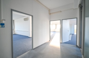 DIETZ! Büro-, Praxis oder sonstige Gewerberäume – zentrale Lage von Babenhausen! Fitnessstudio im EG - Flur 2. OG (664009)