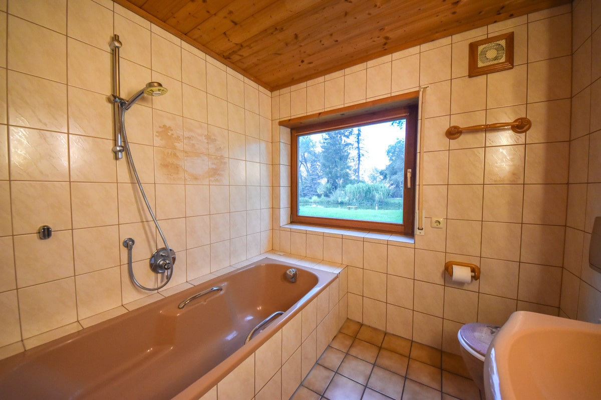 Tageslicht Badezimmer mit Wanne