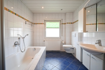 Familienfreundliches Einfamilienhaus in charmanter Lage von Reinheim-Überau! - TGL-Bad EG (637911)