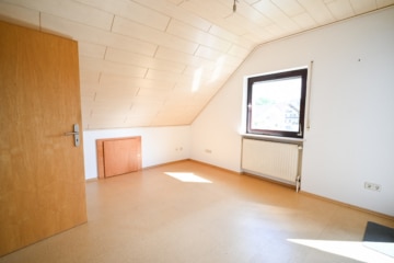 Familienfreundliches Einfamilienhaus in charmanter Lage von Reinheim-Überau! - Schlafzimmer 1 von 2 DG (637919)
