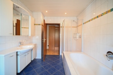 Familienfreundliches Einfamilienhaus in charmanter Lage von Reinheim-Überau! - TGL-Bad EG (637912)