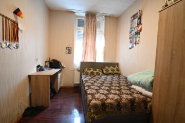 DIETZ: RESERVIERT! Einfamilienhaus mit Balkon in unmittelbarer Nähe der Dieburger Fußgängerzone! - Schlafzimmer 1 EG (642036)