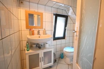 DIETZ: RESERVIERT! Einfamilienhaus mit Balkon in unmittelbarer Nähe der Dieburger Fußgängerzone! - Tageslichtbadezimmer OG (642054)