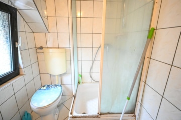 DIETZ: RESERVIERT! Einfamilienhaus mit Balkon in unmittelbarer Nähe der Dieburger Fußgängerzone! - Tageslichtbadezimmer OG (642053)