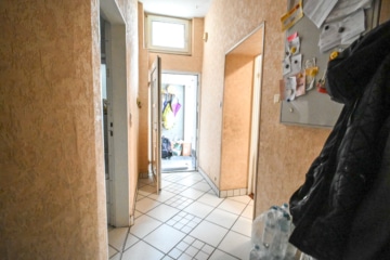 DIETZ: RESERVIERT! Einfamilienhaus mit Balkon in unmittelbarer Nähe der Dieburger Fußgängerzone! - Diele EG (642063)