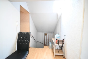 DIETZ: RESERVIERT! Einfamilienhaus mit Balkon in unmittelbarer Nähe der Dieburger Fußgängerzone! - Flur OG (642058)