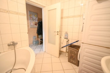 DIETZ: RESERVIERT! Einfamilienhaus mit Balkon in unmittelbarer Nähe der Dieburger Fußgängerzone! - Badezimmer EG (642041)