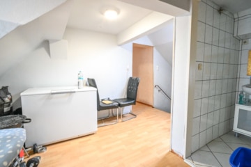 DIETZ: RESERVIERT! Einfamilienhaus mit Balkon in unmittelbarer Nähe der Dieburger Fußgängerzone! - Flur OG (642057)