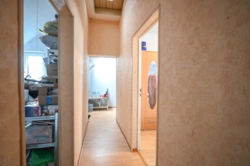 DIETZ: RESERVIERT! Einfamilienhaus mit Balkon in unmittelbarer Nähe der Dieburger Fußgängerzone! - Flur OG (642051)