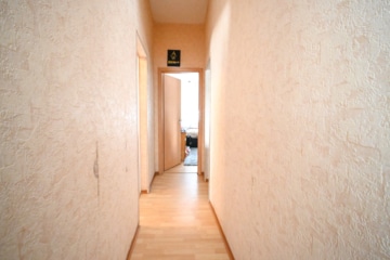 DIETZ: RESERVIERT! Einfamilienhaus mit Balkon in unmittelbarer Nähe der Dieburger Fußgängerzone! - Flur OG (642052)