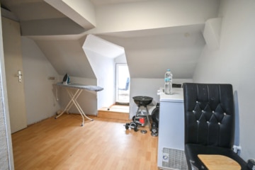 DIETZ: RESERVIERT! Einfamilienhaus mit Balkon in unmittelbarer Nähe der Dieburger Fußgängerzone! - Flur OG (642056)