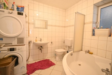 DIETZ: RESERVIERT! Einfamilienhaus mit Balkon in unmittelbarer Nähe der Dieburger Fußgängerzone! - Badezimmer EG (642040)