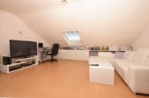 Wohnbereich - DIETZ: Sofort einzugsbereite 1 Zimmerwohnung mit Balkon, Wanne, Dusche, Garten, Einbauküche