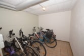 Gemeinsamer Fahrradraum - DIETZ: Sofort einzugsbereite 1 Zimmerwohnung mit Balkon, Wanne, Dusche, Garten, Einbauküche