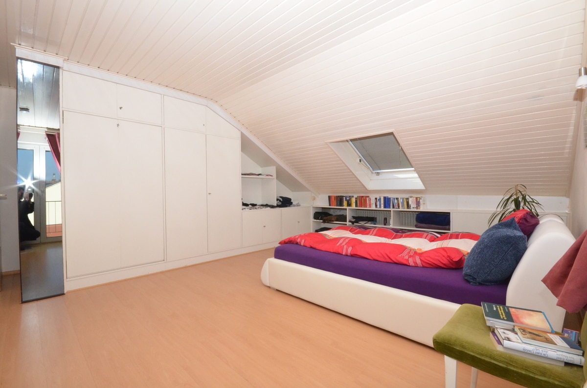 mit Einbauschrank