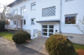 Gepflegter Hauseingang - DIETZ: Sofort einzugsbereite 1 Zimmerwohnung mit Balkon, Wanne, Dusche, Garten, Einbauküche
