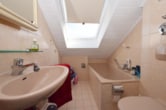 Badewanne und Dusche - DIETZ: Sofort einzugsbereite 1 Zimmerwohnung mit Balkon, Wanne, Dusche, Garten, Einbauküche