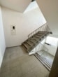 Gepflegtes Treppenhaus - DIETZ: Provisionsfreie 4 Zi. ETW im 5. OG mit Aufzug, Loggia, Keller, eigener Garage! SOFORT FREI!