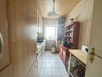 DIETZ: Provisionsfreie 4 Zi. ETW im 5. OG mit Aufzug, Loggia, Keller, eigener Garage! SOFORT FREI! - Küche (641942)