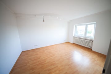 DIETZ: Provisionsfreie 4 Zi. ETW im 5. OG mit Aufzug, Loggia, Keller, eigener Garage! SOFORT FREI! - Schlafzimmer 1 von 3 (644603)