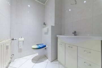 DIETZ: Provisionsfreie 4 Zi. ETW im 5. OG mit Aufzug, Loggia, Keller, eigener Garage! SOFORT FREI! - Separates WC (644609)