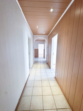 DIETZ: Provisionsfreie 4 Zi. ETW im 5. OG mit Aufzug, Loggia, Keller, eigener Garage! SOFORT FREI! - Eingangsbereich (641951)