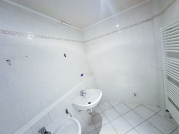 DIETZ: Provisionsfreie 4 Zi. ETW im 5. OG mit Aufzug, Loggia, Keller, eigener Garage! SOFORT FREI! - und zwei Waschbecken (641949)