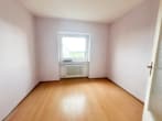 Schlafzimmer 2 von 3 - DIETZ: Provisionsfreie 4 Zi. ETW im 5. OG mit Aufzug, Loggia, Keller, eigener Garage! SOFORT FREI!
