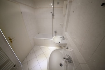 DIETZ: Provisionsfreie 4 Zi. ETW im 5. OG mit Aufzug, Loggia, Keller, eigener Garage! SOFORT FREI! - Bad mit Wanne (644608)