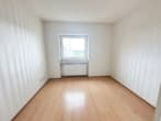 Schlafzimmer 3 von 3 - DIETZ: Provisionsfreie 4 Zi. ETW im 5. OG mit Aufzug, Loggia, Keller, eigener Garage! SOFORT FREI!