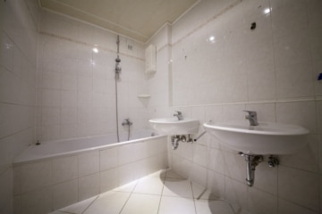 DIETZ: Provisionsfreie 4 Zi. ETW im 5. OG mit Aufzug, Loggia, Keller, eigener Garage! SOFORT FREI! - Bad mit Wanne (644607)