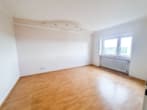 Schlafzimmer 1 von 3 - DIETZ: Provisionsfreie 4 Zi. ETW im 5. OG mit Aufzug, Loggia, Keller, eigener Garage! SOFORT FREI!