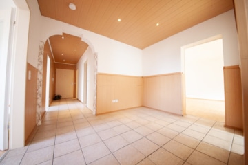 DIETZ: Provisionsfreie 4 Zi. ETW im 5. OG mit Aufzug, Loggia, Keller, eigener Garage! SOFORT FREI! - Essbereich möglich (644606)