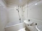 Bad mit Wanne - DIETZ: Provisionsfreie 4 Zi. ETW im 5. OG mit Aufzug, Loggia, Keller, eigener Garage! SOFORT FREI!
