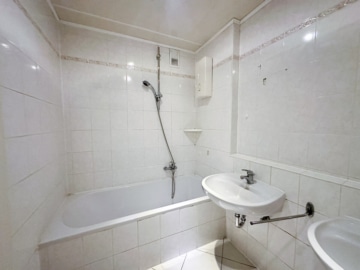 DIETZ: Provisionsfreie 4 Zi. ETW im 5. OG mit Aufzug, Loggia, Keller, eigener Garage! SOFORT FREI! - Bad mit Wanne (641948)