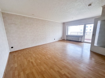DIETZ: Provisionsfreie 4 Zi. ETW im 5. OG mit Aufzug, Loggia, Keller, eigener Garage! SOFORT FREI! - Wohnbereich mit Balkonzugang (641939)