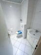 Separates WC - DIETZ: Provisionsfreie 4 Zi. ETW im 5. OG mit Aufzug, Loggia, Keller, eigener Garage! SOFORT FREI!