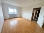Schlafzimmer 1 von 3 - DIETZ: Provisionsfreie 4 Zi. ETW im 5. OG mit Aufzug, Loggia, Keller, eigener Garage! SOFORT FREI!