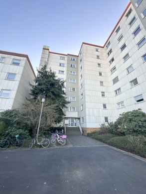 DIETZ: Provisionsfreie 4 Zi. ETW im 5. OG mit Aufzug, Loggia, Keller, eigener Garage! SOFORT FREI! - Außenansicht Wohnhaus (641954)