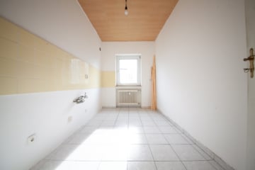 DIETZ: Provisionsfreie 4 Zi. ETW im 5. OG mit Aufzug, Loggia, Keller, eigener Garage! SOFORT FREI! - Küche (644602)