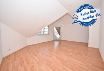 DIETZ: Top geschnittene 3-Zimmer Dachgeschosswohnung mit Loggia, Stellplatz und Keller!, 64850 Schaafheim, Dachgeschosswohnung zum Kauf