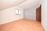 DIETZ: Top geschnittene 3-Zimmer Dachgeschosswohnung mit Loggia, Stellplatz und Keller! - Schlafzimmer 1